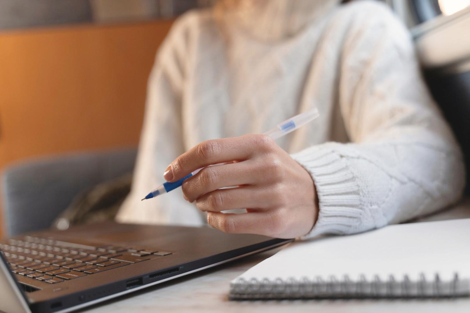 Profissional analisando dados financeiros personalizados